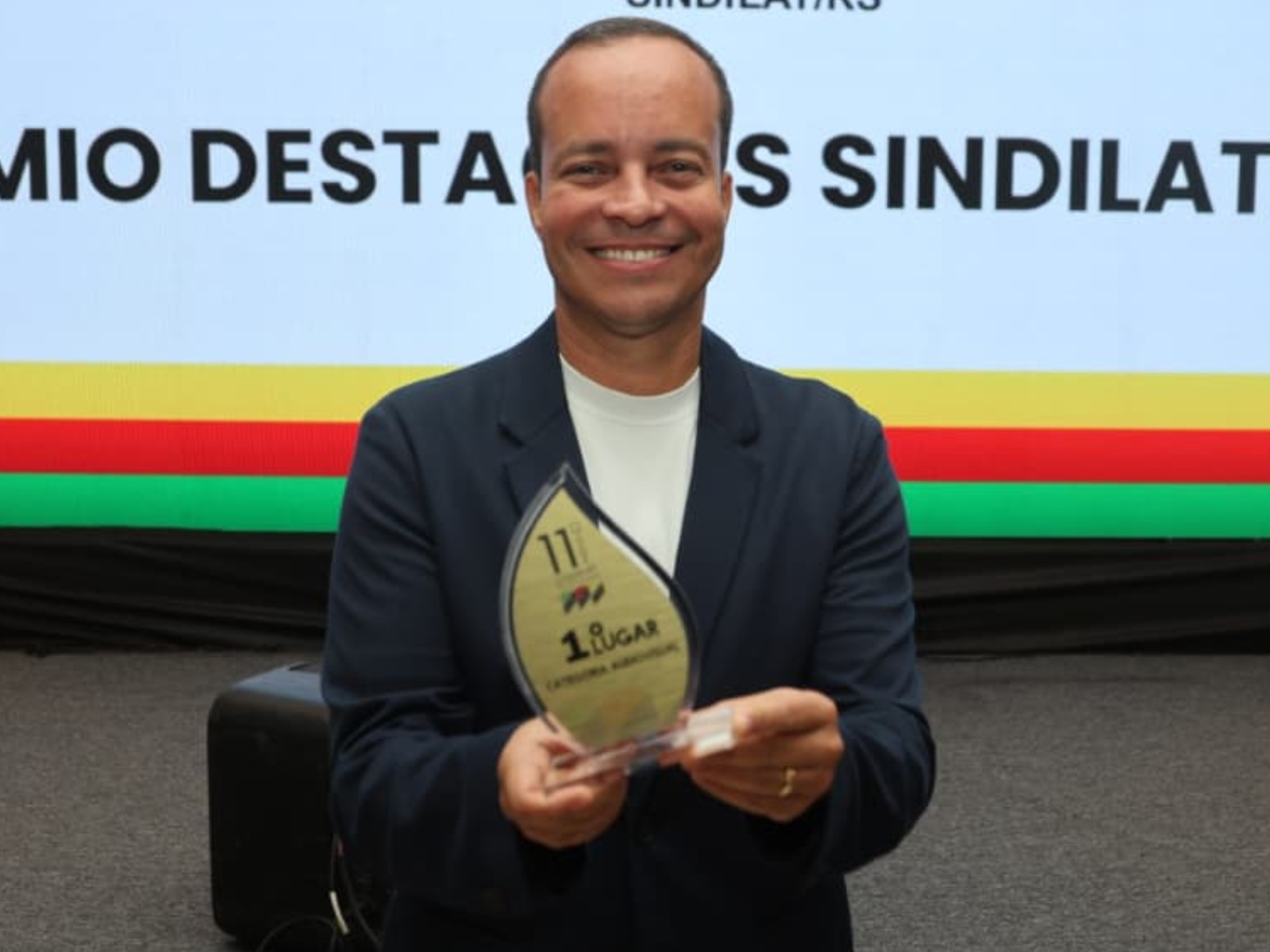 Bruno Faustino recebe o 50º prêmio de sua carreira no jornalismo 